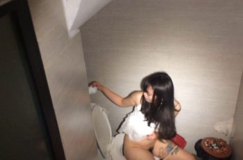 Peeping at Vietnamese girls peeing (24 Videos)